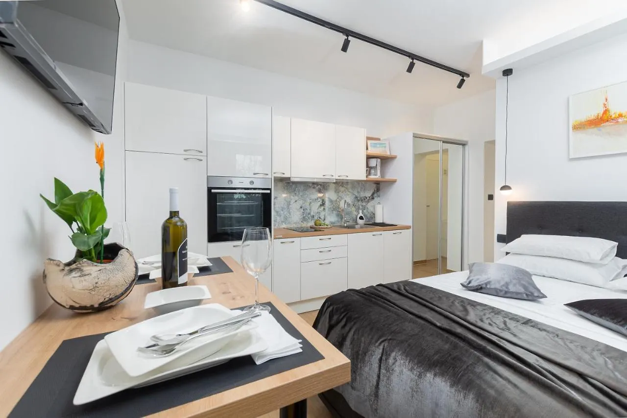 Studio Apartman Lilly With Private Parking In The Yard Of The House プーラ